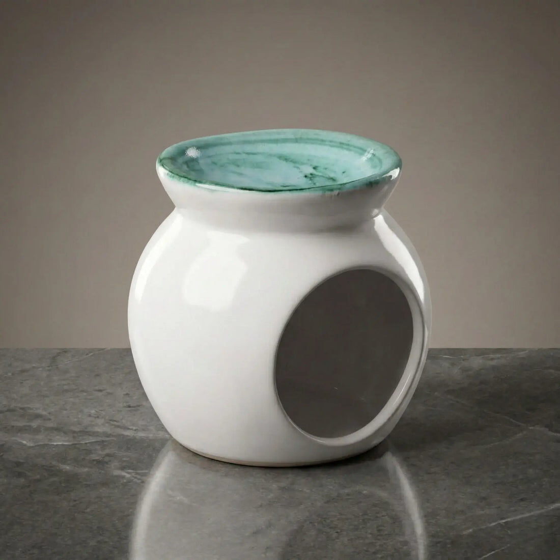 Evin aurasını değiştiren lüks seramik buhurdanlık kullanımı, yanan tealight mum ve uçucu yağlar ile hazırlanan huzurlu ritüel köşesi.