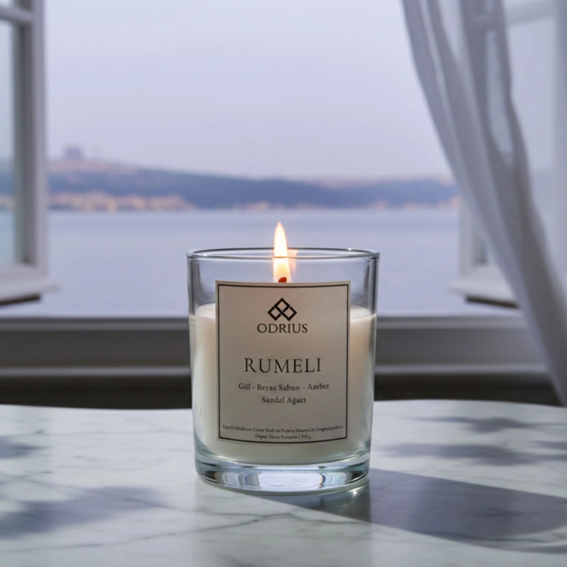 Boğaziçi asaletini yansıtan gül ve sandal ağacı kokulu sofistike imza mum