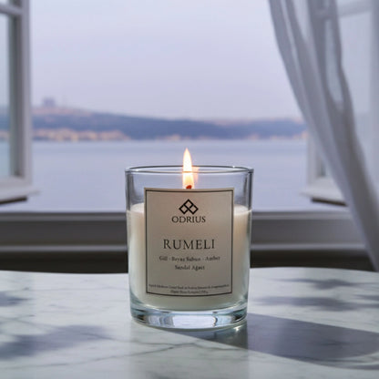 Boğaziçi asaletini yansıtan gül ve sandal ağacı kokulu sofistike imza mum