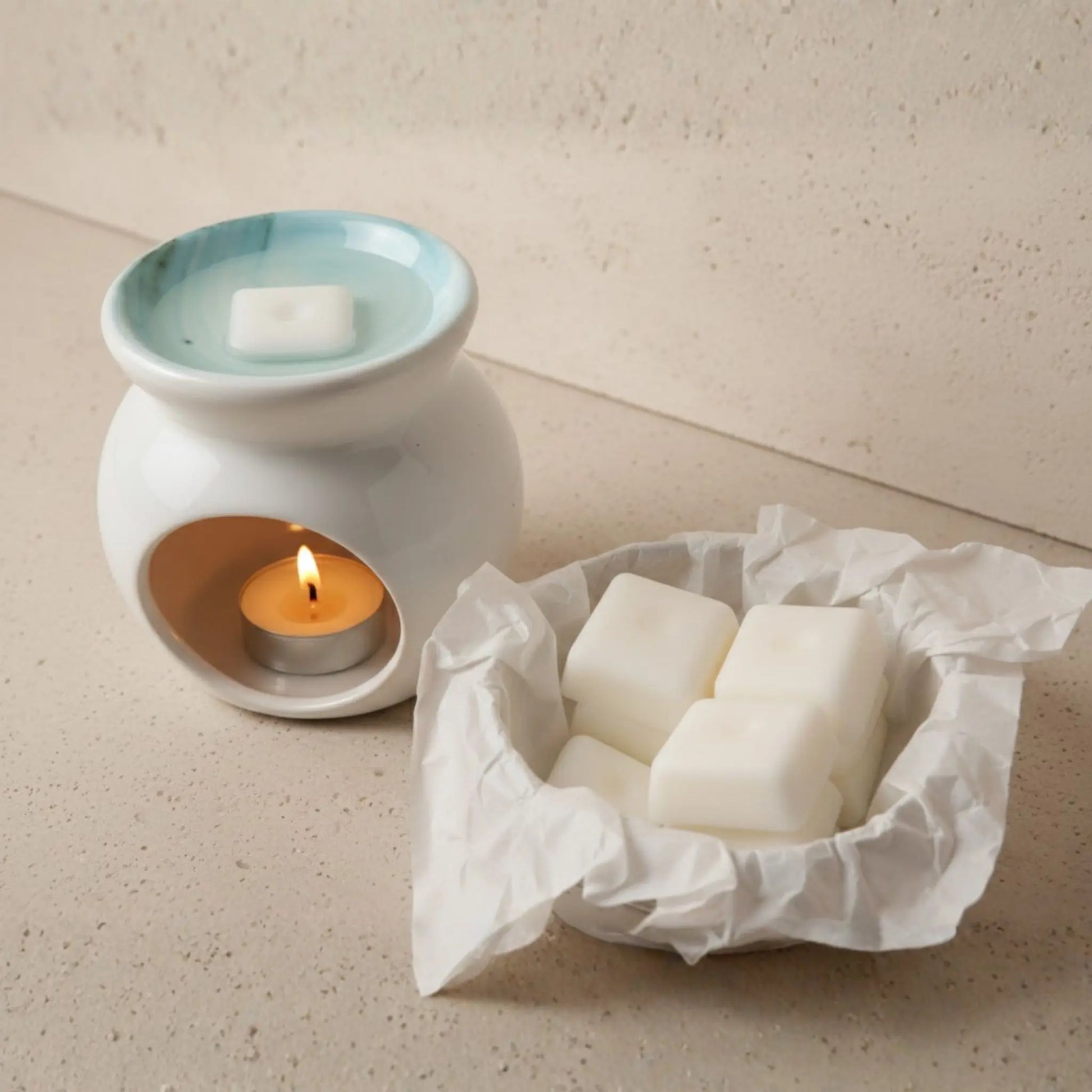 Seramik buhurdanlık üzerinde eriyen Odrius koku barı wax melt ile aromaterapi deneyimi